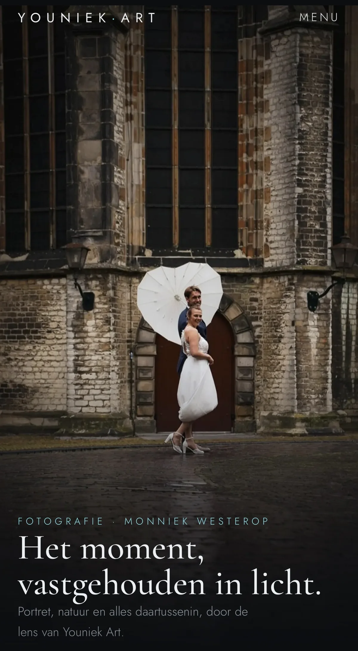 Website van Youniek Art op mobiel
